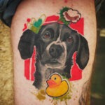 tattoo couleur chien rouge