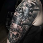 tattoo réaliste noir et gris corbeau