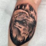 tattoo réaliste noir et gris loups