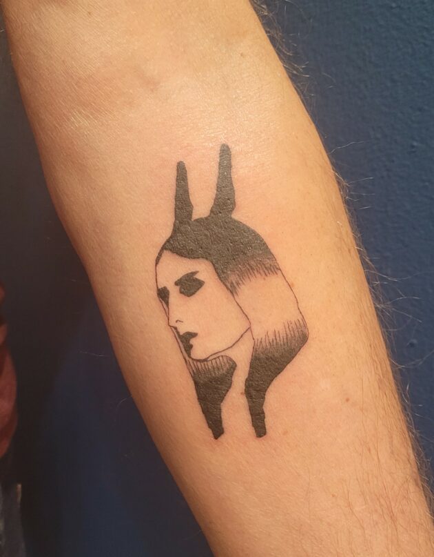 tattoo en noir et gris d'une artiste de la main d'encre centsoixante
